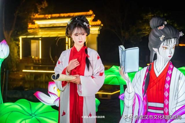 武汉最大发财树，三层楼高，明天亮！