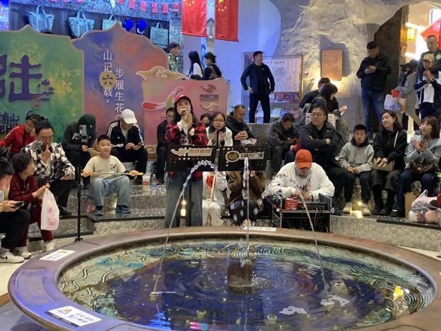 逛市集、看演出、登高祈福……昨天这里超热闹
