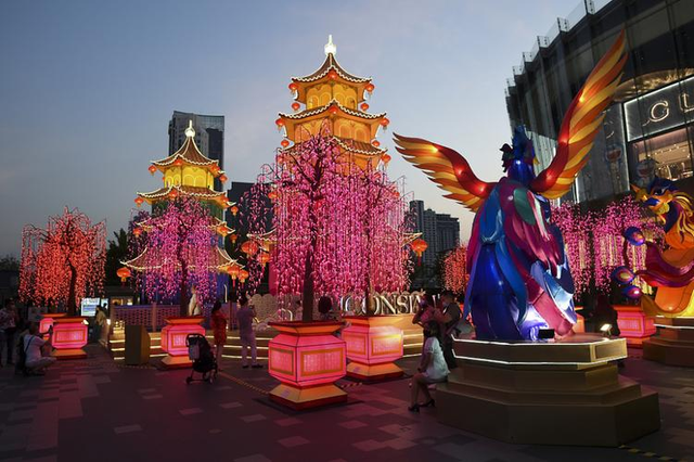 曼谷嵩越路灯光节启幕，百年香料街焕新颜，光影述历史