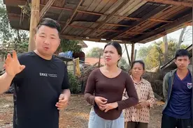 中国女婿娶老挝媳妇，成为丈母娘家顶梁柱，还在老挝创业开砖厂图片