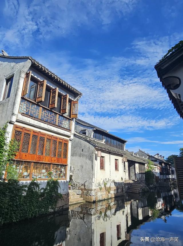 江南第一水乡，周庄的天空，朵朵白云淡墨痕，片片风景美如画