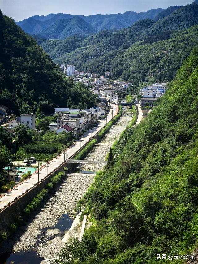 秦岭深山一条导航不出来的路,却是一条千年古道,有老屋有古树