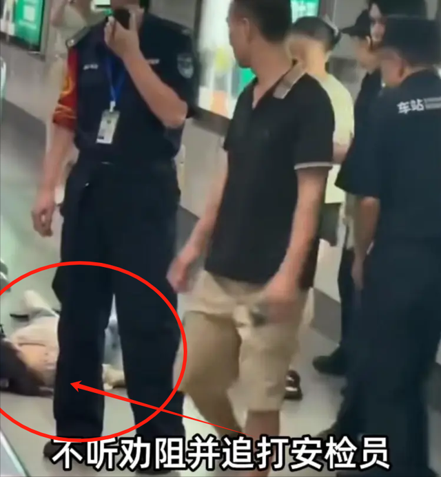 女子打地铁安检员事件升级！丑恶嘴脸曝光，原因被扒，全网已社死