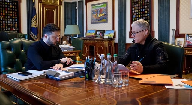 用心险恶，泽连斯基：俄正向中国放弃部分主权，幅度之大历史罕见