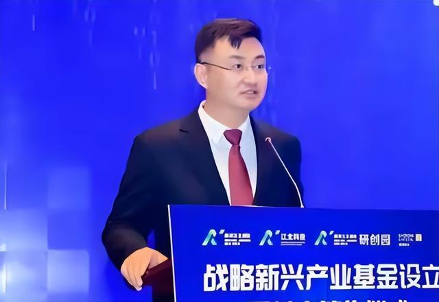 年薪600万华为高管，美国公民身份被扒，带13人窃密 下场大快人心