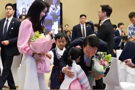 韩国夫人在美国放大招了！粉衣配白裙出席招待会惊艳，卷发太女神图片