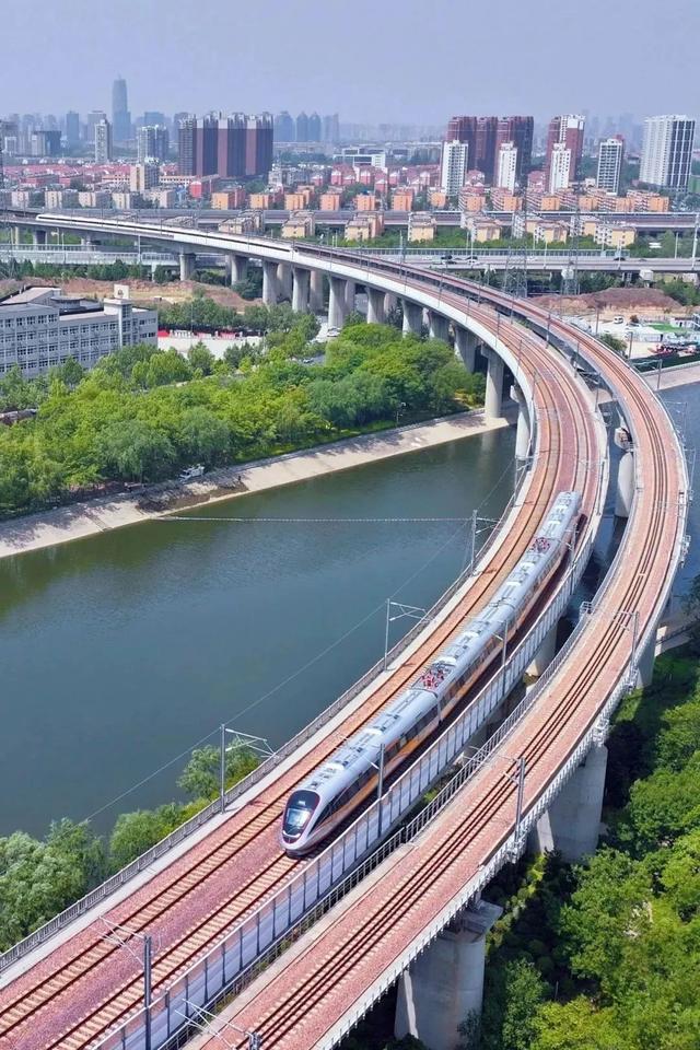 这座地级市的百年老站，最近客流超火爆！
