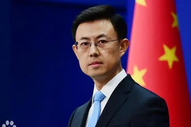 菲渔民突然掏出长刀，当面挑衅中国海警，我方反制没一个动作多余