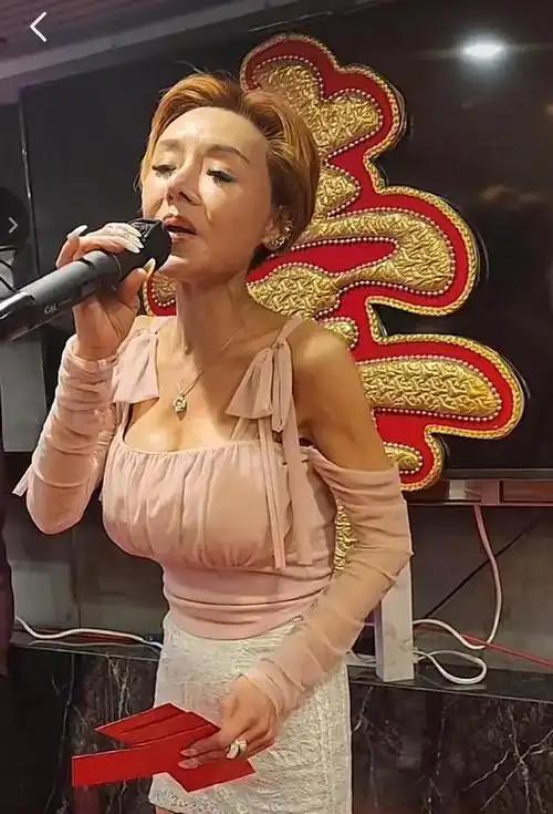 她被称为“香港第一波霸”，与男友同居26年，没想到如今竟成这样