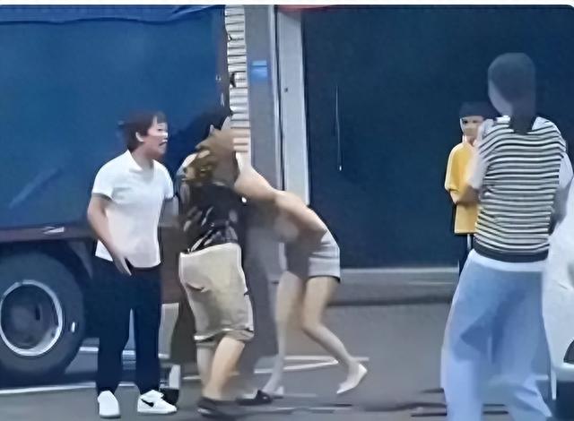 女子扒光小三衣服并往下体塞辣椒粉，随后将其游街半小时！
