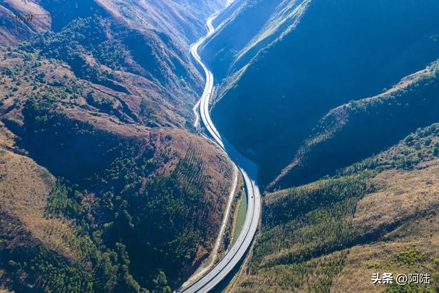 大理洱源县境内的G214国道擅长蛇形走位，堪称经典的天险路段