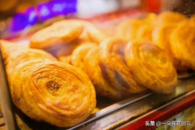 成都“最高级买手店”藏在立交桥下：银杏叶是顶棚，生活是爆款