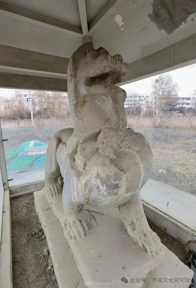 南京南朝石刻，包括镇墓神兽、神道石柱、神道碑等几种