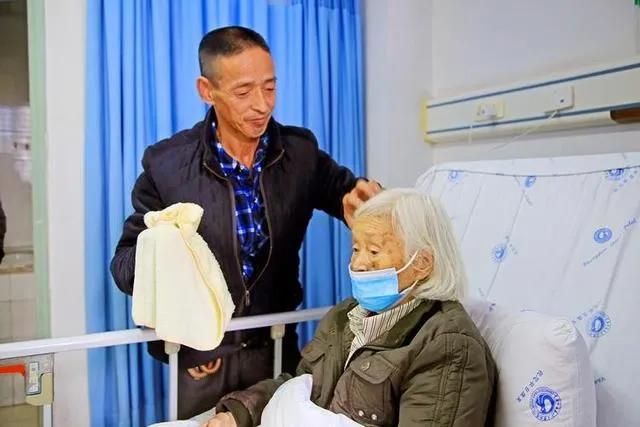 一场大病才懂：不伺候只掏钱的子女，才是真精明！