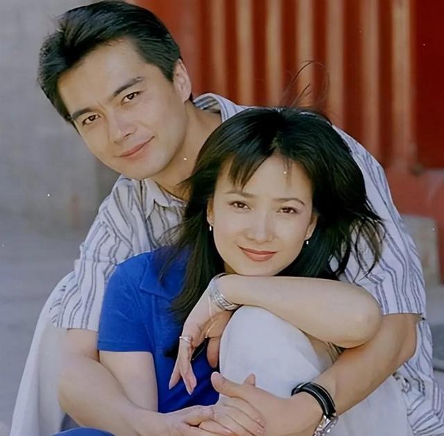 再见！何晴！许亚军疑现身告别现场，憔悴白发认不出，儿子两眼红