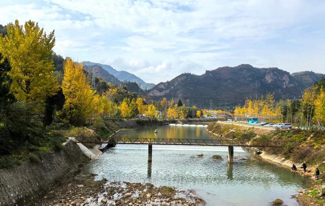甘肃省徽县嘉陵江畔美景五彩斑斓