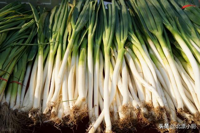 保存大葱时	，别直接放地上，教你三个土方法，保存三个月都还新鲜