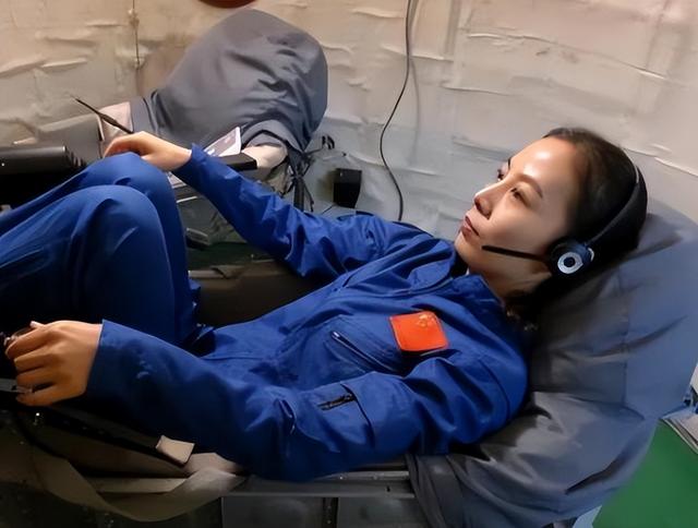 返回舱降落有多难受？王亚平刚出舱就被抬走，宇航员的牺牲太多了