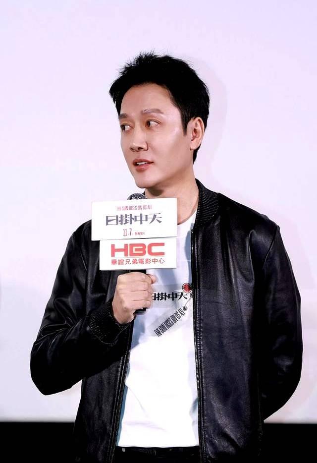 离婚四年，47岁冯绍峰再次官宣喜讯，成为赵丽颖高攀不起的存在！