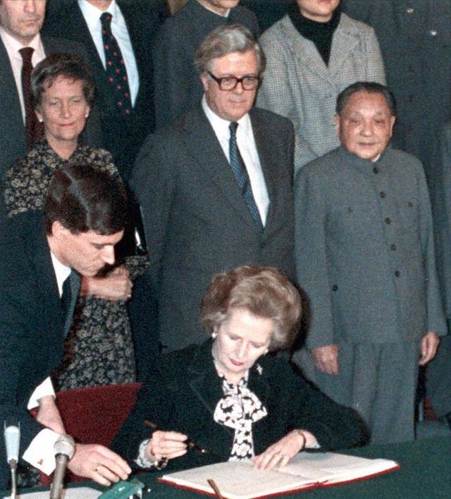 撒切尔夫人在回忆录中坦言：当年并不想归还香港，考虑过发动战争