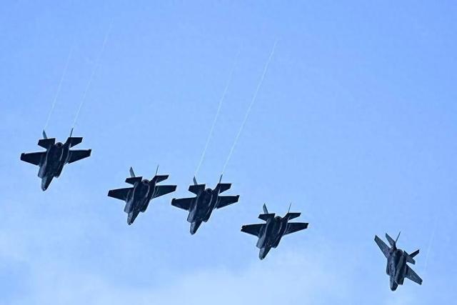 特朗普下令开火：5艘船当场被打沉，美国想打破36年战争纪录？