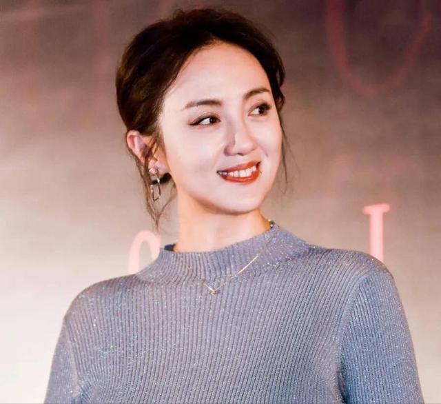 离过年不到2月	，52岁辛柏青高调传出喜讯，朱媛媛终于可以放心了