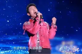 撒贝宁翻唱《海阔天空》，央视评论高音才是小撒舒适区，脸圆鼓鼓图片