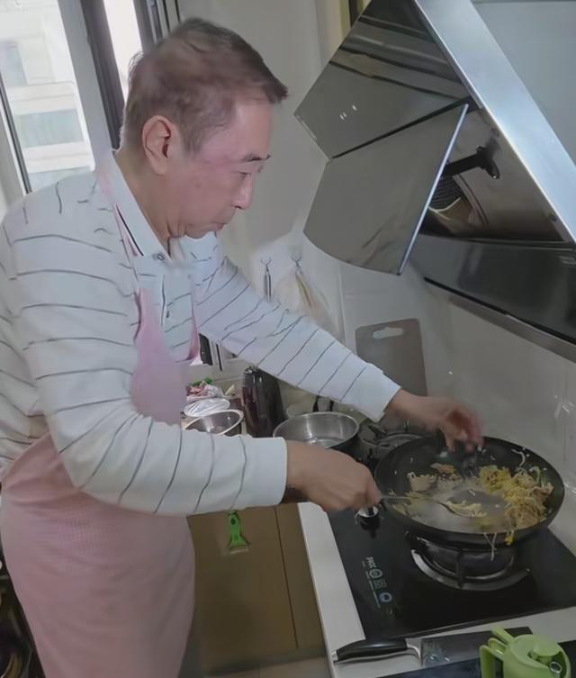 67岁冯巩去哥哥家过中秋，一句话说的直戳人心窝，让人想抹眼泪