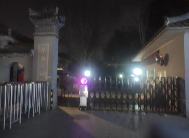 《2025年12月5日傍晚游西安红色回坊之地“莲湖公园”即景留影》