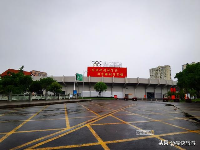 雨中漫步乐山城