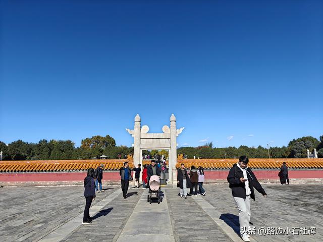昔日皇家祭坛，今日大众踏秋——地坛秋日赏银杏