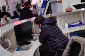 网传某不动产登记中心前台不回答群众问题却玩手机？相关单位：是正式人员，当时没有咨询群众，故刷视频学习图片