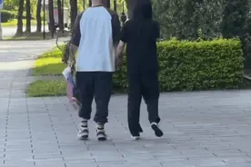 大S具俊晔首次同框外出散步被拍，大S走路姿势歪斜靠具俊晔拉扶。图片