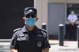 离开部队后，我做了十四年辅警，月薪2700，战友的评价让我很受伤图片