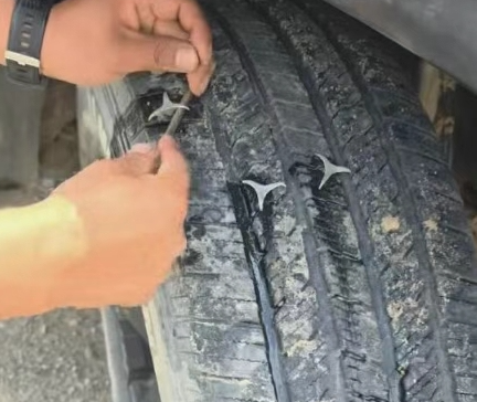 青海扎胎后续：三车12胎全爆，惯犯专挑荒郊野外下手，只坑自驾游