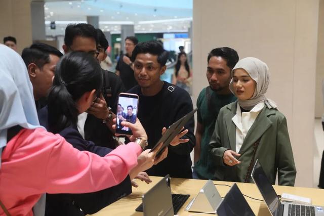 东盟网红漫游海南自贸港采风行走进三亚：邂逅水底套房的梦幻 畅享科技魅力