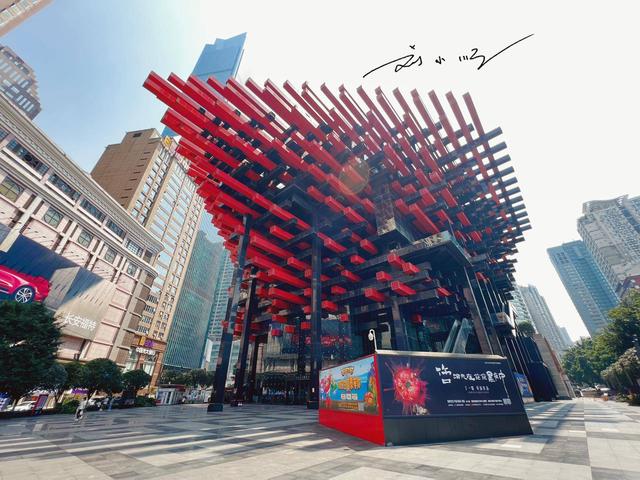 重庆市中心竟藏着一栋“筷子怪楼”？外形太吸睛，已成网红打卡点