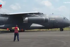 071刚靠港，运-20就不断飞来，整个非洲都收到消息，解放军来了图片