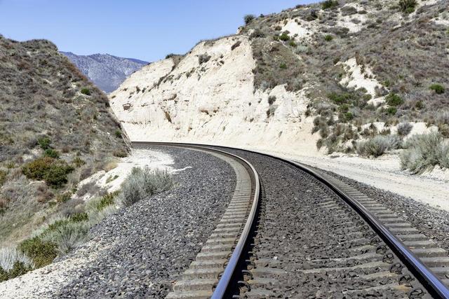 普京刚从印度回来，就收到坏消息：通往中国的铁路不得不叫停了！