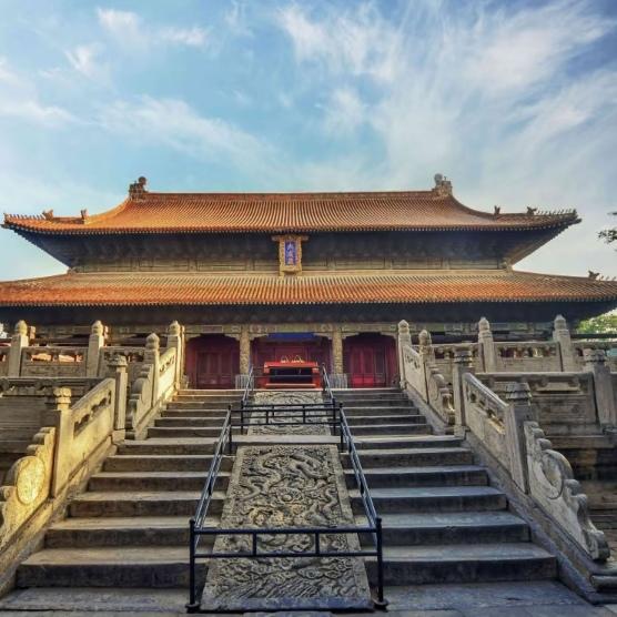 我是上海人，游旅游景点三孔，见孔庙碑亭下老人讲孔子事