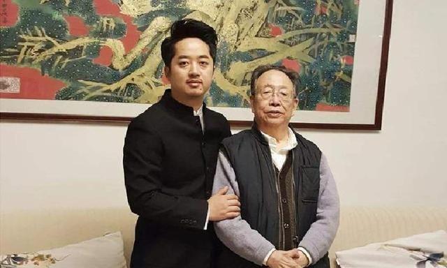 他是原湖南省委书记，坦言自己没有背景，说：湖南人有三个不能忘