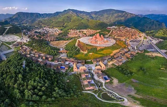 夏未远，冬已至：——在季节里行吟水城