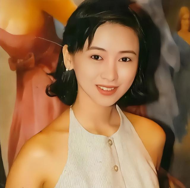 她出身清华大学，因拍三级片与父母决裂，如今不让女儿进娱乐圈