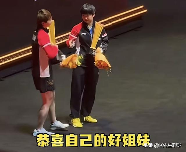 孙颖莎在颁奖仪式出洋相了 和曼昱抢着握手 没想到一个举动 球迷沸腾
