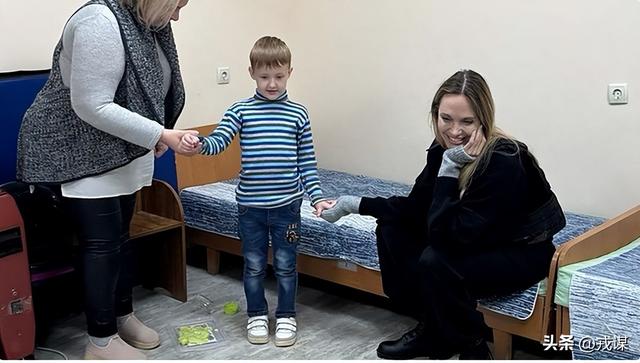 好莱坞女星朱莉闯乌克兰前线：无人机“追着飞”，防护服都扛不住