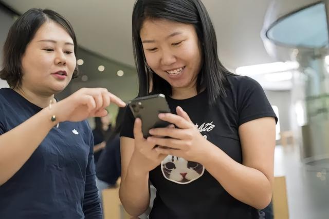 一半是“女神礼物”，一半是独立宣言？iPhone沦为“虚荣符号”