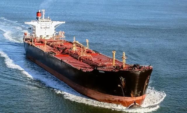 僵持数周两艘中国油轮返航，特朗普楞在原地，5000万桶油卖不出去