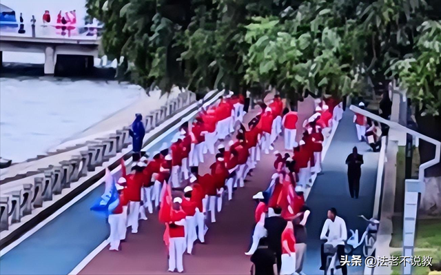 辽宁暴走团阻碍3辆救援车通行，警方回应，央媒：这不是素质问题