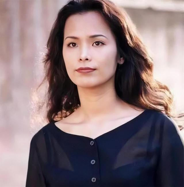 62岁韦唯现状：脊柱断裂已恢复，前夫已死，3个混血儿子回国相伴