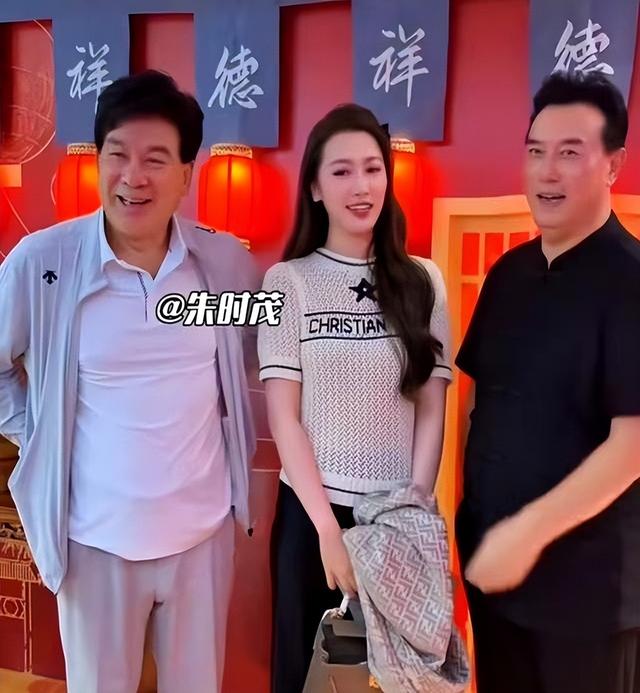 陈佩斯妹妹一家捧场《戏台》，外甥女颜值很高，妹妹张山气质不菲